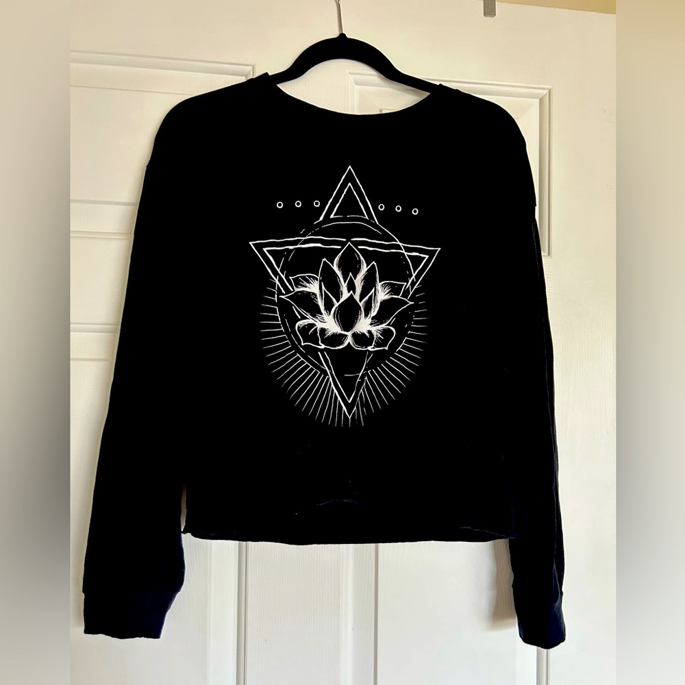 Miken Flow lotus flower long sleeve T-shirt. Crop style to waist. Size medium